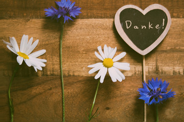 Blumen mit Herz vor Holz, Danke!