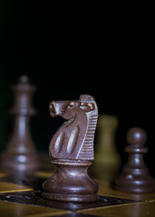 Scacchi fotografati su una scacchiera