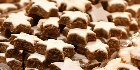 weihnachtsbäckerei plätzchen und pralinen zu weihnachten oder im advent vom Schaufenster aus gesehen
