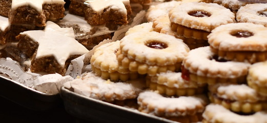 weihnachtsbäckerei plätzchen und pralinen zu weihnachten oder im advent vom Schaufenster aus gesehen