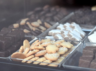 weihnachtsbäckerei plätzchen und pralinen zu weihnachten oder im advent vom Schaufenster aus gesehen
