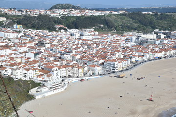 Fototapeta na wymiar città di Nazarè, Portogallo. Spiaggia per serfisti