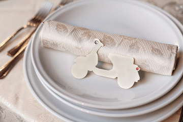 elegante apparecchiatura con simpatica sagoma di moto e fazzoletto sopra il piatto