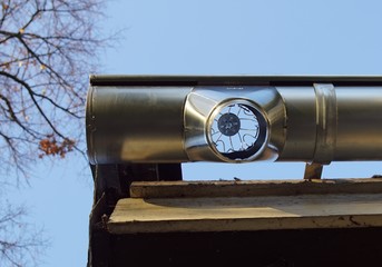Neue Titanzinkrinne mit Laubfangkorb, Sicht von unten