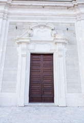 Exploring the streets and details of the small town of Capracotta