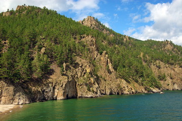 Fototapeta na wymiar The picturesque shore of the lake.