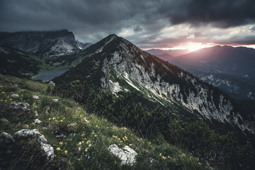 Naklejka na ściany i meble Alpen - Sonnenuntergang auf dem Berg (düster, mystisch, moody) / Österreich