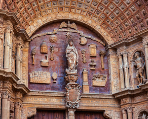 Der Bogen Ã¼ber dem Eingang zur Kathedrale von Palma.