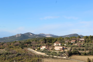 VILLAGE TYPIQUE DE CRILLON LE BRAVE - VAUCLUSE - PROVENCE