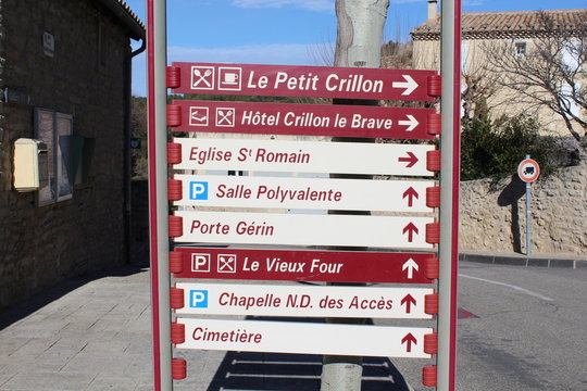 VILLAGE TYPIQUE DE CRILLON LE BRAVE - VAUCLUSE - PROVENCE