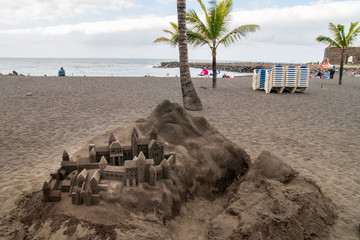 eine sandburg am strand