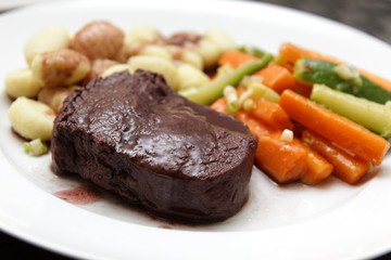 Rinderfilet in Rotweinsosse mit Gnocci und Gemüse