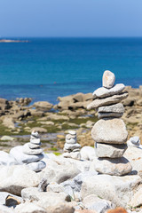 Océan bleu et rochers empilés