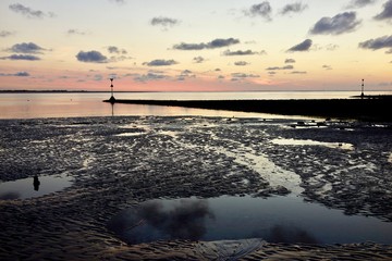 Sonnenuntergang bei Ebbe: Rippelwatt auf der Insel Baltrum, Niedersachsen, Germany