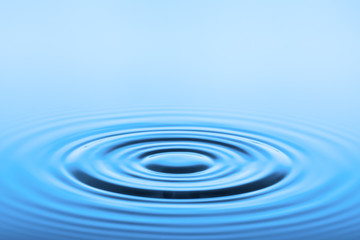 blaue Wasseroberfläche mit kreisförmigen Wellen