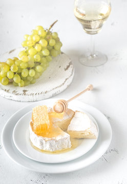 Camembert with honey, grapes and white wine