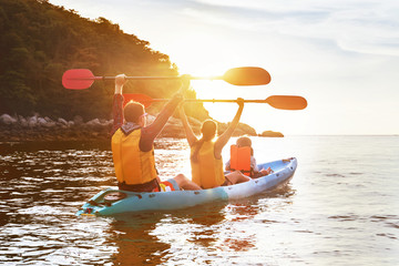 Happy family kayak walking sunset sea island - obrazy, fototapety, plakaty