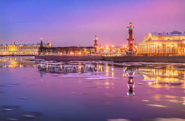 Naklejka premium Розовое утро на Стрелке с Ростральными колоннами Rostral columns on a pink winter morning