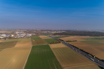 Wiesen und Felder entlang der Autobahn