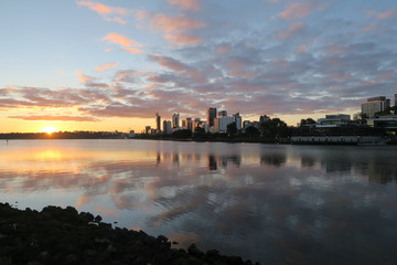 Skyline von perth Australien mit Sonnenuntergan und Spiegelung