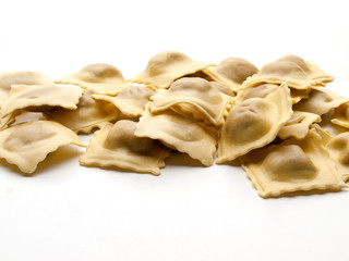Primer plano frontal de varios raviolis sobre un fondo blanco 3