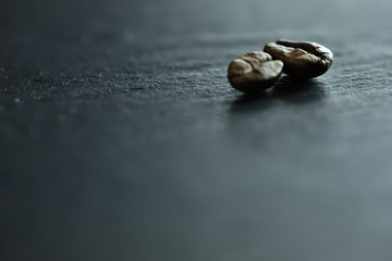 Focus sur un seul grain de café sur un fond de nombreux grains de café sur un tableau noir de...