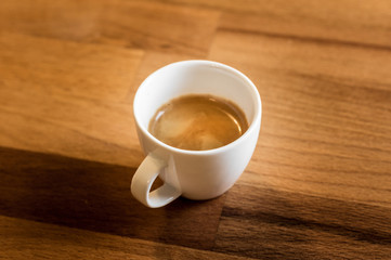 Espresso Tasse mit Kaffee auf einem Holztisch