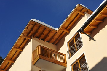 Balkon und Dachausführung in alpiner Holz-Architektur (Tirol, Österreich)