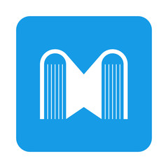 Icono plano con letra M con libros en cuadrado azul