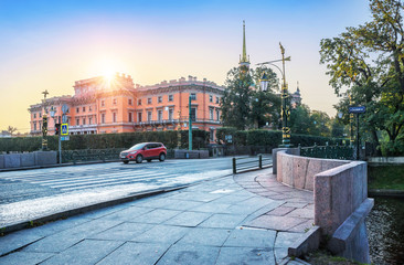 Солнце над Михайловским замком в Санкт-Петербурге sun over the Mikhailovsky Castle in St. Petersburg