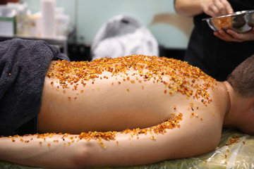 During the SPA treatment, men's back is sprinkled with a large amount of natural fine amber .