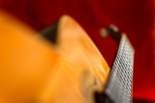 primer plano con desenfoque de los trastes de una guitarra espa&ntilde;ola.