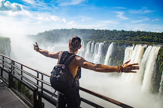 Homme aventurier voyageur cascade Iguazu Cascade Br&eacute;sil