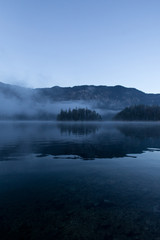 Eibsee am Morgen mit Nebel und klarem Blick auf die Berge	