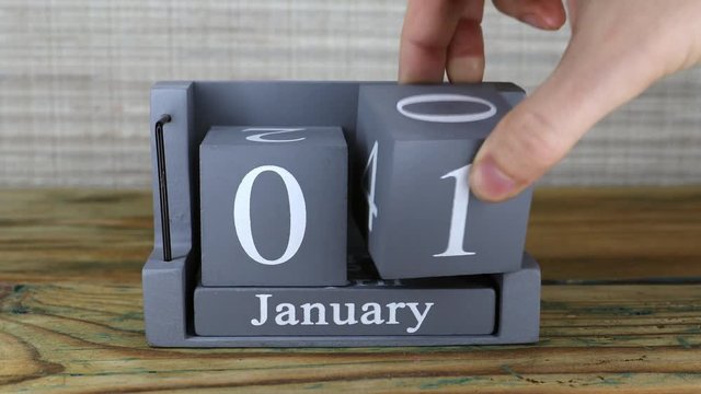 01 setting date on wooden cube calendar for January months