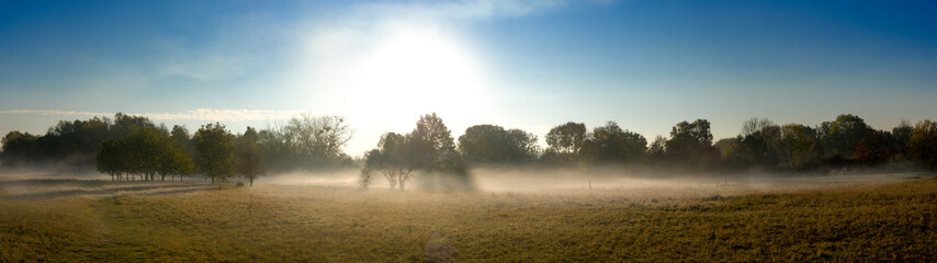 Fototapeta na wymiar Sonnenaufgang an einem Herbstmorgen mit Bodennebel