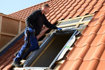 Dachdecker Arbeitsplatz: Dachfenster von 