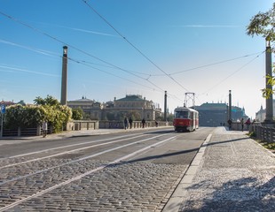 Bondinho passando sobre uma ponte na cidade de Praga na Rep&uacute;blica Tcheca