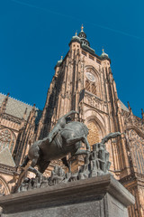 Naklejka na ściany i meble Estátua na frente da Catedral da cidade de Praga na República Tcheca