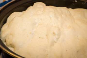 The yeast dough on the pie Matures in the pan