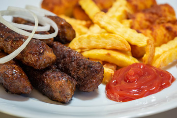 Cevapcici mit Pommes und Ketchup