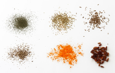COLORES DE ESPECIAS SOBRE FONDO BLANCO