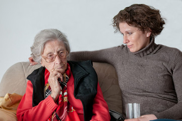 Traurige Seniorin mit Enkelin