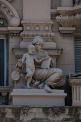 Fototapeta na wymiar statue of mother and child in Genoa