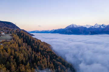 entre nuvens e montanhas