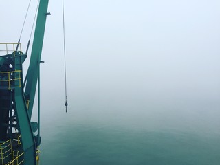 Kran im Kölner Rheinauhafen im Nebel