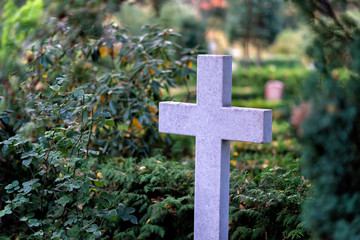 Friedhof mit alten Gräbern