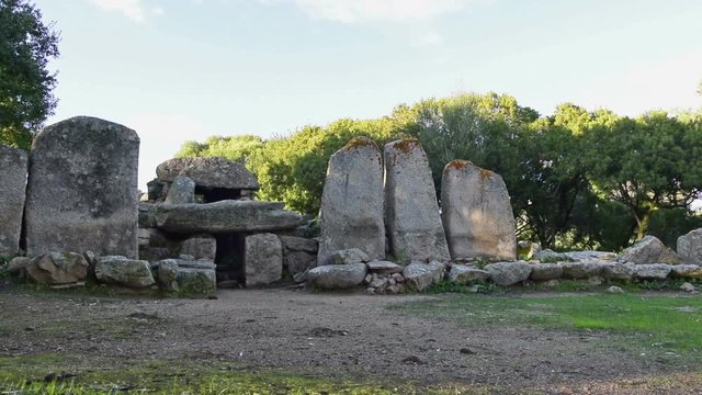Tomba dei Giganti de su mont&rsquo;e s&rsquo;Abe (o s&rsquo;Ape), antico sepolcro collettivo, Olbia - Sardegna