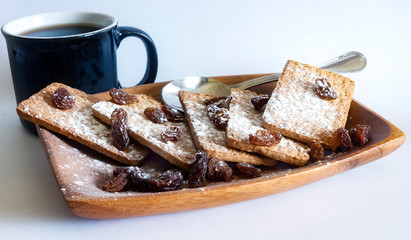 TAZA DE CAFÉ Y GALLETAS CON PASAS Y AZÚCAR GLASS 