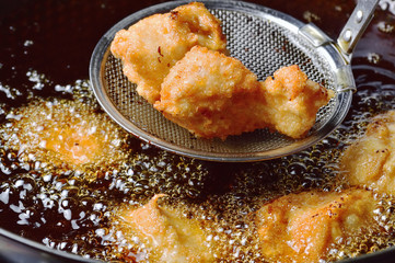 鶏の唐揚げの調理シーン
